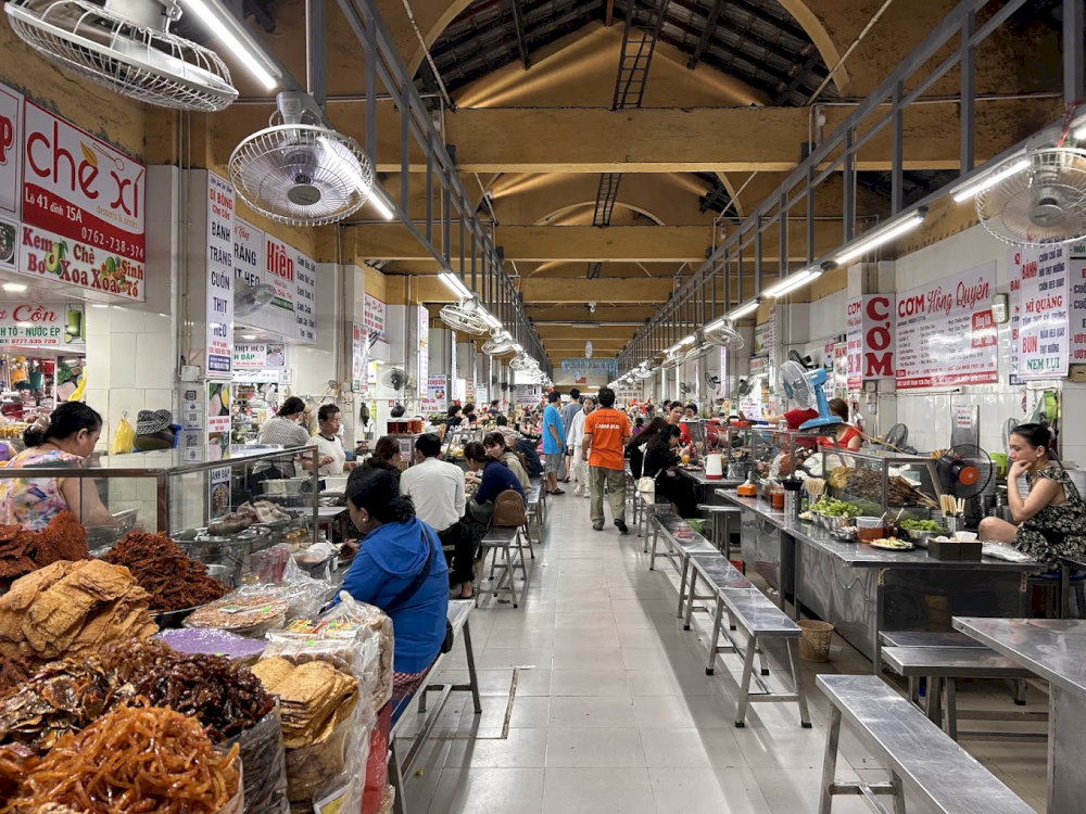The food stall is always bustling, attracting food lovers with its rich flavors and affordable prices 